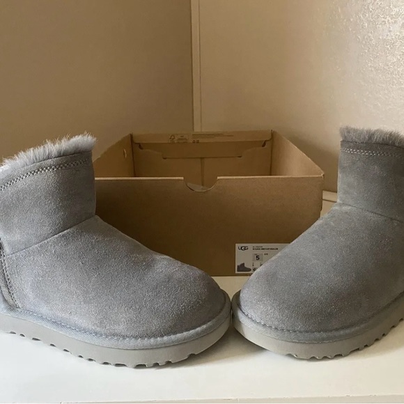 UGG NIB Classic Mini Fluff High-Low  size 5 - Picture 2 of 7